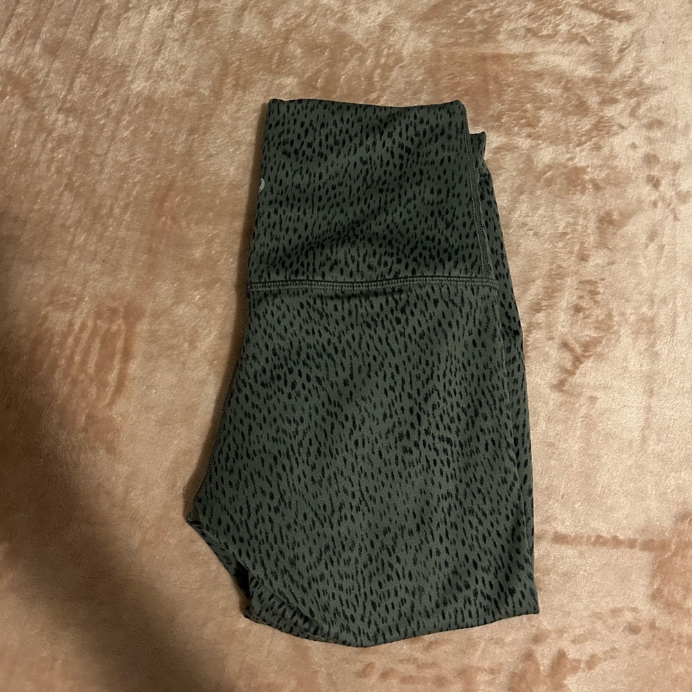 Lululemon size 4 reversible leggings